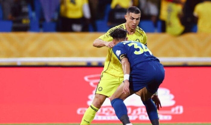 "رونالدو وفيليكس يقودان النصر لفوز مثير على الحزم في الدوري السعودي"