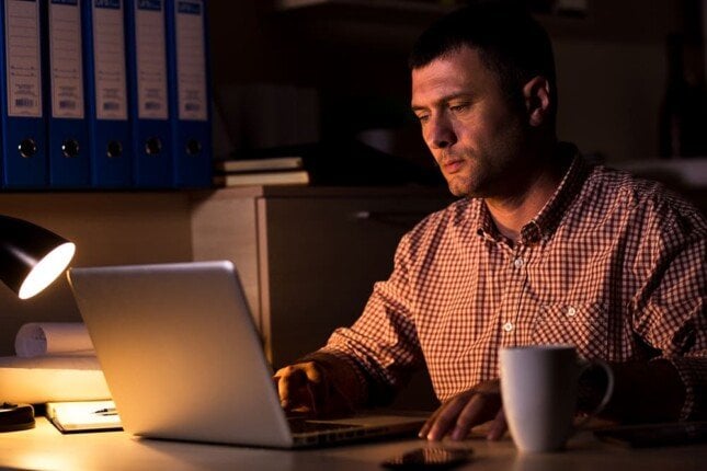 علاقة العمل الليلي بمتلازمة القولون العصبي: دراسة تحلل التأثيرات الصحية