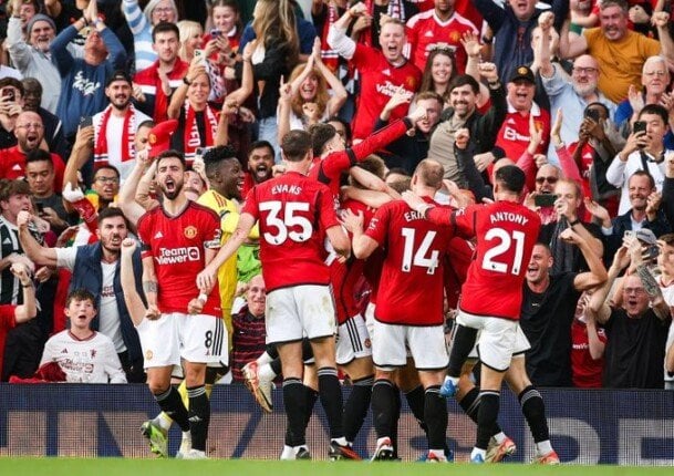 مانشستر يونايتد يساند مدافعه الشاب نفسياً بعد فقدان والده بالانتحار