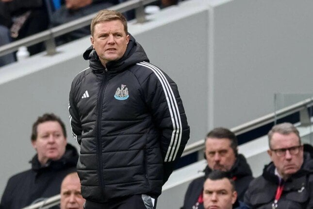 مدرب نيوكاسل يحتفل بفوز فريقه على توتنهام في مباراة مثيرة