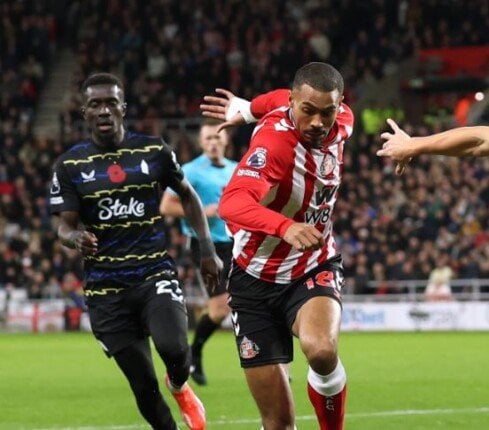 إيفرتون وسندرلاند يتعادلان ويشتعلان المنافسة على المراكز الأولى في الدوري