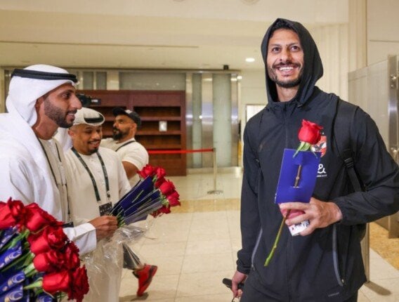 استقبال حار لبعثة الأهلي في فندق دبي بالورود