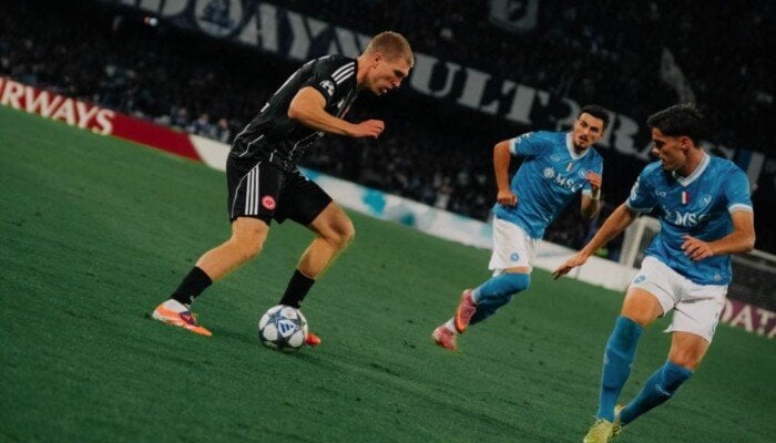 "التعادل السلبي ينهي قمة نابولي وفرانكفورت في دوري أبطال أوروبا"