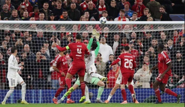 غياب صلاح وإيزاك عن ليفربول يضع الفريق في ورطة كبيرة