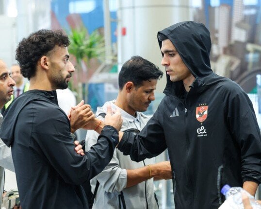 "لاعبو الأهلي يتوافدون إلى مطار القاهرة للسفر إلى الإمارات"